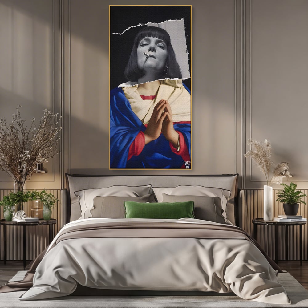 Tablou canvas cu tablou canvas cu colaj suprarealist, in rama de aluminiu auriu, pe perete intr-un dormitor